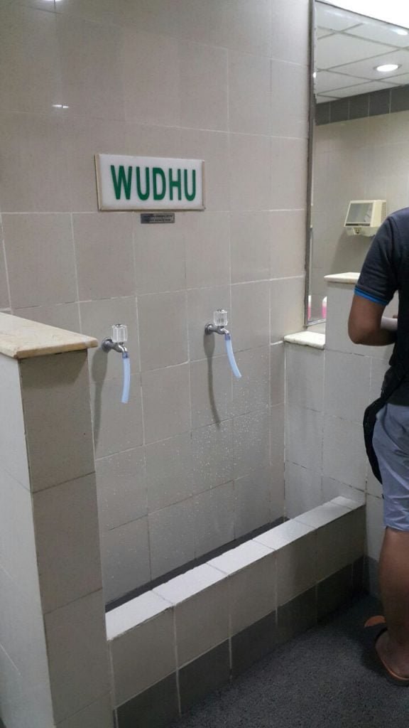 Desain Interior Toilet Gedung 1