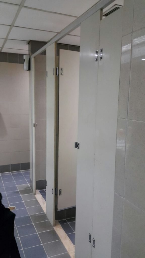 Desain Interior Toilet Gedung 1